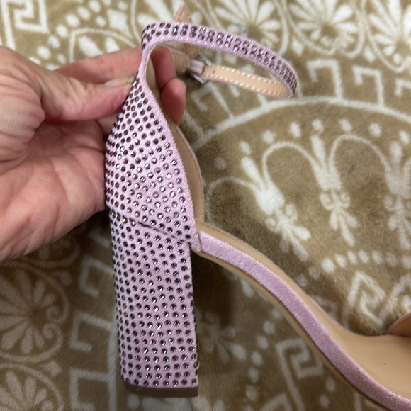 Madden Girl's Bella dress sandals temper a delicate ankle strap  & a block heel - Picture 7 of 8